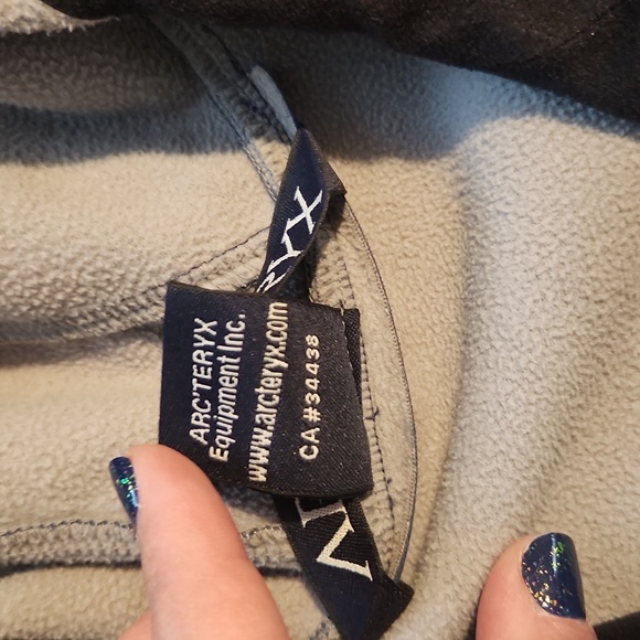 Arc'teryx womens large wind/ fleece coat.   CA #34438 - Picture 3 of 4